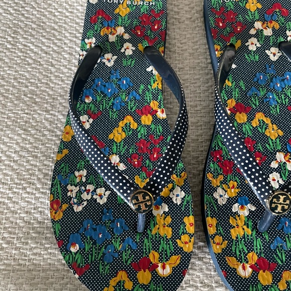 Tory Burch thin women’s flip flops, navy blue, polka dots and floral, size 8 - Picture 9 of 9